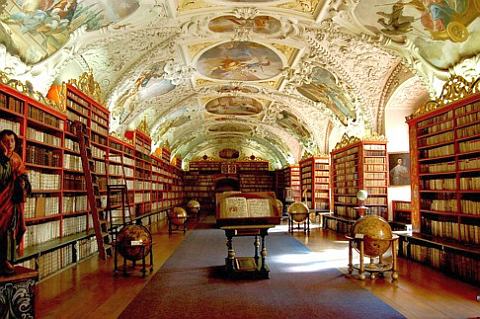 [Rol] Instituto Puven, biblioteca. Strahov%20Monestray%20Library%20Prag_01a